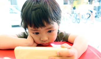 【3C產品衛教】  阿包醫師：數位洪流中聰明使用 3C， 守護孩子大腦與身心發展